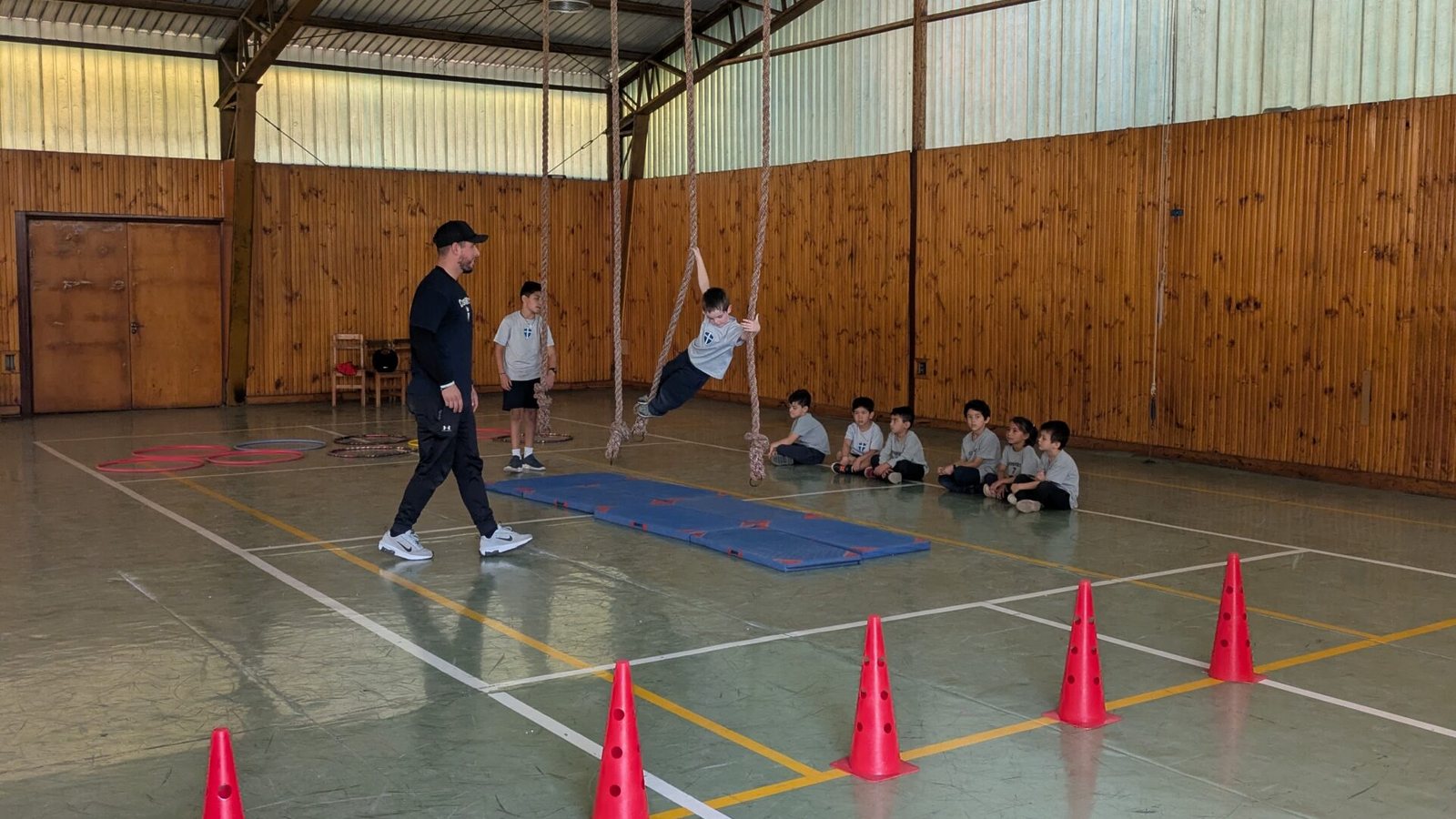 Gimnasio techado del campus de CrossWay en Los Dominicos