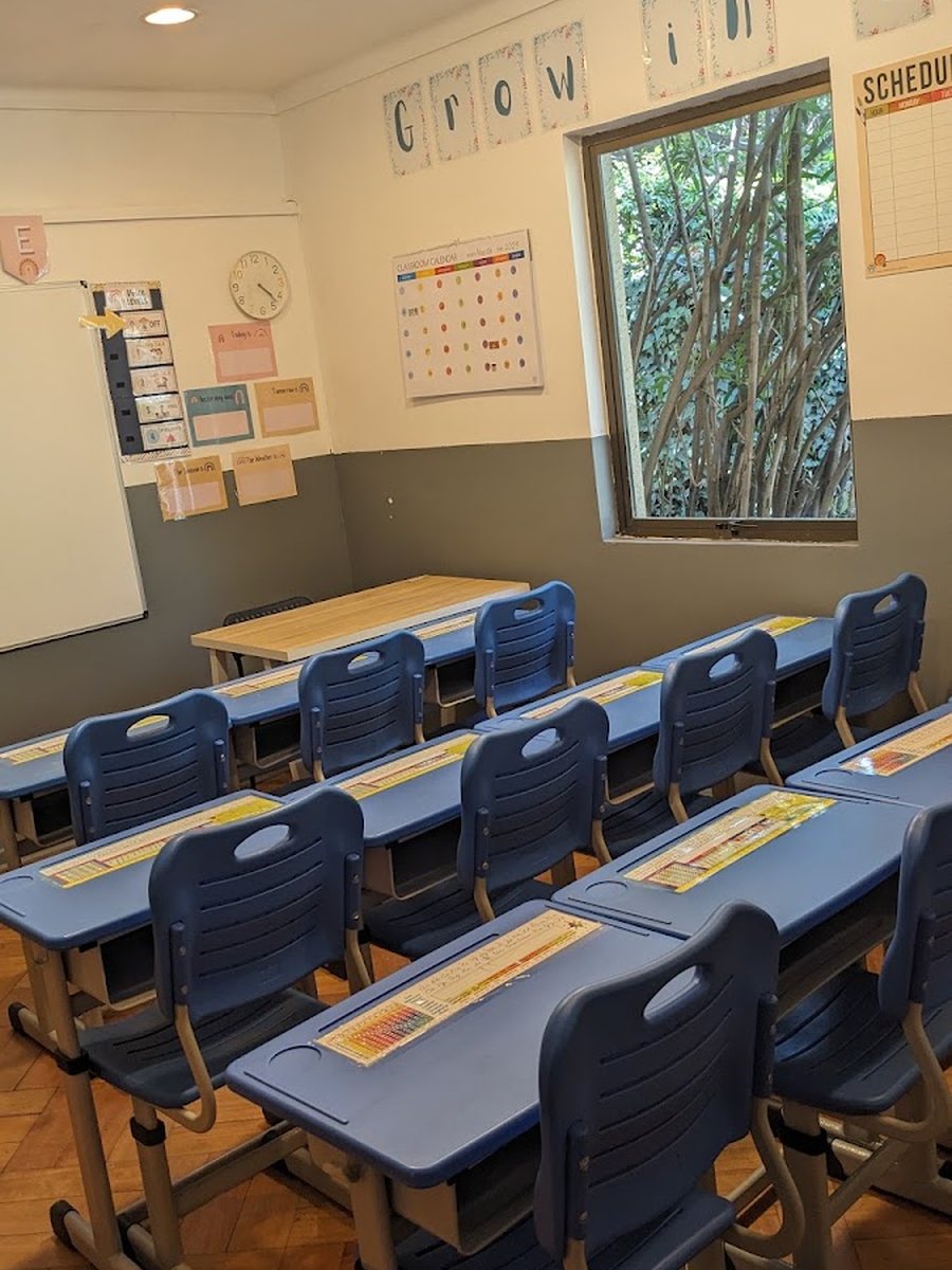 Sala de clases de CrossWay con el calendario y los carteles del curso escritos en inglés
